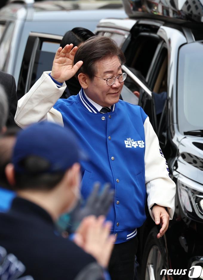 [사진] 방이시장 찾은 이재명 대표