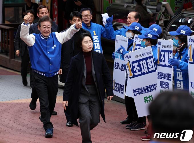 [사진] 이재명 '선거운동원 지나며 엄지척'