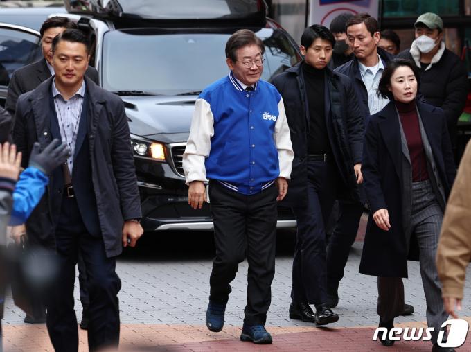 [사진] 송파 방이시장 찾은 이재명 대표