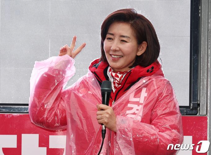 제22대 국회의원선거 서울 동작을에 출마한 나경원 국민의힘 후보가 29일 오전 서울 동작구 성대시장에서 지지를 호소하고 있다. 2024.3.29/뉴스1 ⓒ News1 구윤성 기자