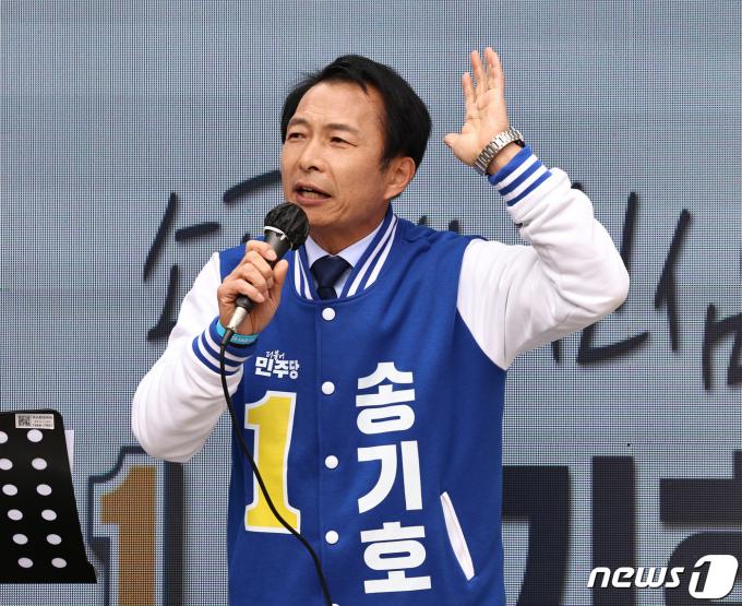 [사진] 지지호소하는 '송파을' 송기호 후보