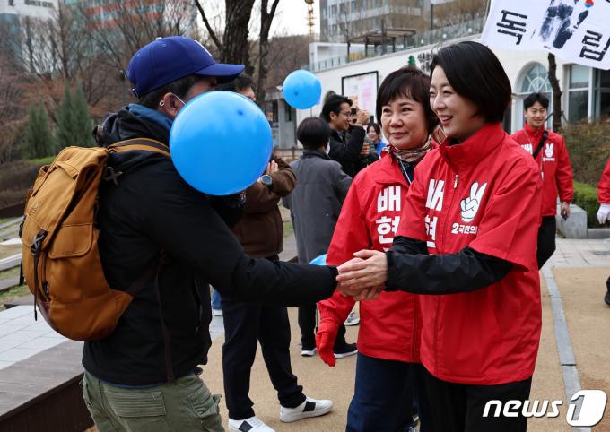 [사진] 시민들과 인사하는 배현진 후보