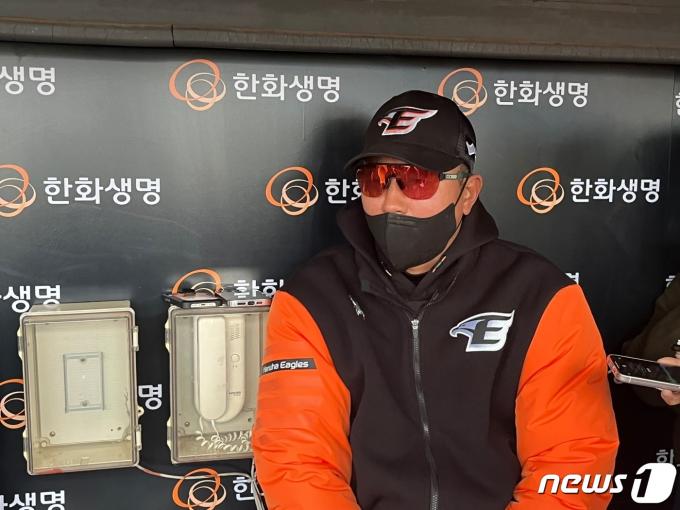 최원호 한화 감독이 30일 대전 한화생명이글스파크에서 열리는 KT와의 경기에 앞서 취재진과 만나 인터뷰를 하고 있다.ⓒ 뉴스1