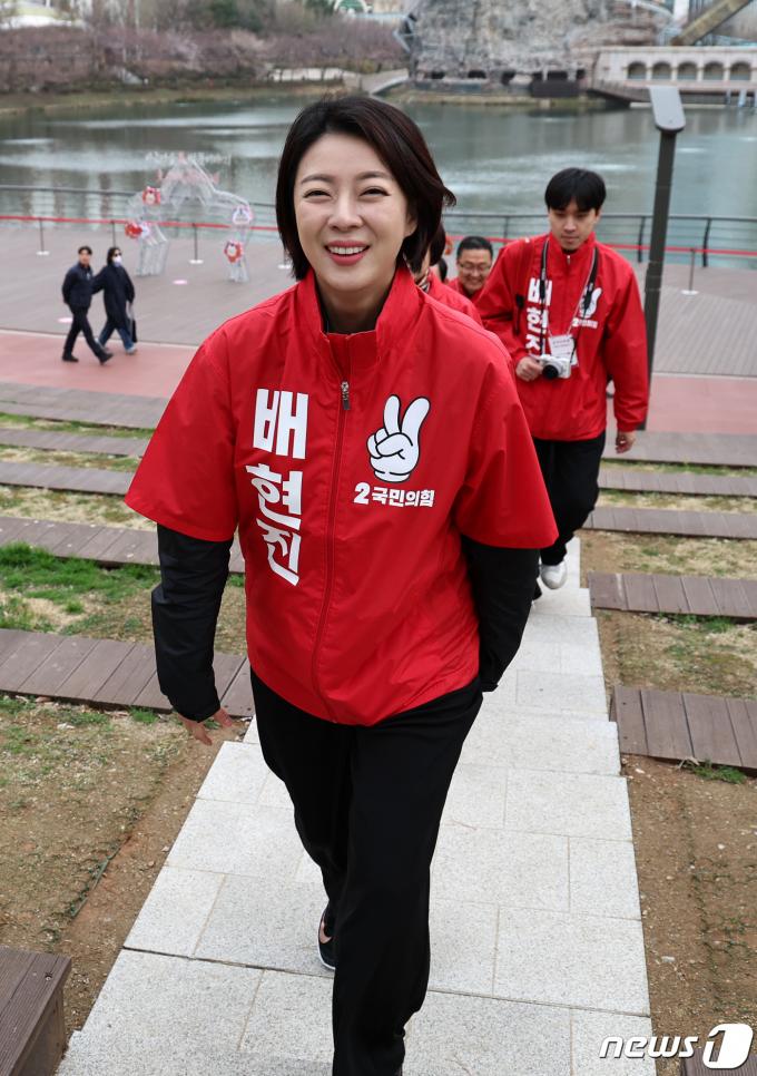[사진] 석촌호수 찾은 배현진