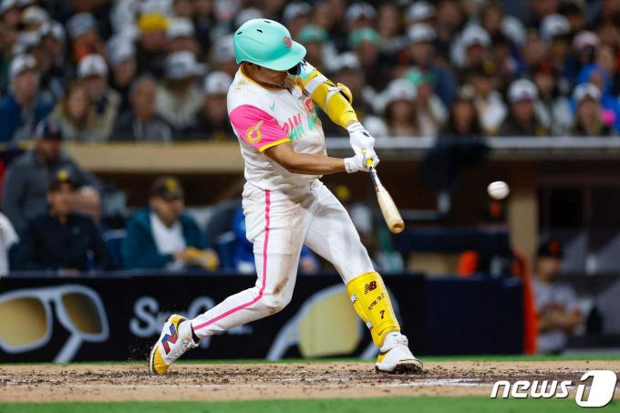 샌디에이고 김하성이 30일(한국시간) 열린 샌프란시스코전에서 안타를 때리고 있다. ⓒ AFP=뉴스1