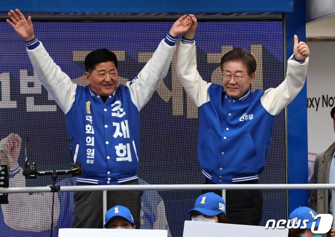이재명 더불어민주당 대표 겸 상임공동선거대책위원장이 30일 오전 서울 송파구 방이시장에서 조재희(송파갑) 후보 지원유세를 하고 있다. 2024.3.30/뉴스1 ⓒ News1 구윤성 기자