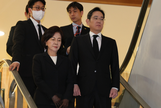 30일 조석래 효성그룹 명예회장 빈소에 재계 추모 행렬이 이어지고 있다. 사진은 이날 조 명예회장 빈소를 찾은 이재용 삼성전자 회장(오른쪽)과 홍라희 전 삼성미술관 리움 관장. /사진=뉴스1