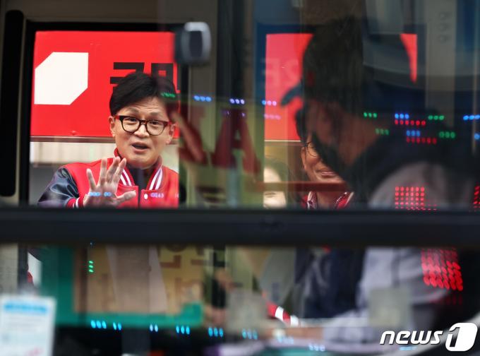 [사진] 버스기사와 인사하는 한동훈 위원장