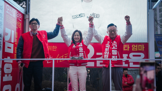 한동훈 국민의힘 비상대책위원장(좌측)이 지난 29일 오산시 죽미마을에서 김효은 후보(가운데)를 비롯한 오산시 국민의힘 당원과 지지자들과 함께 본격 세몰이에 나섰다. / 사진제공=김효은 후보 캠프