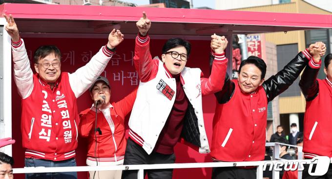 한동훈 국민의힘 비상대책위원장 겸 총괄선거대책위원장이 30일 오후 인천 계양구 계산역 인근에서 원희룡(계양을), 최원식(계양갑) 후보에 대한 지지를 호소하고 있다. 2024.3.29/뉴스1 ⓒ News1 구윤성 기자