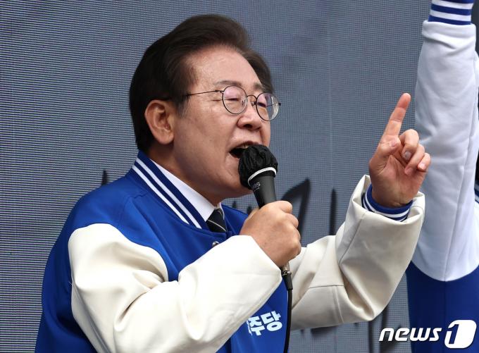 이재명 더불어민주당 대표 겸 상임공동선거대책위원장이 30일 오전 서울 송파구 석촌호수 인근에서 송기호(송파을) 후보 지원유세를 하고 있다. 2024.3.30/뉴스1 ⓒ News1 구윤성 기자