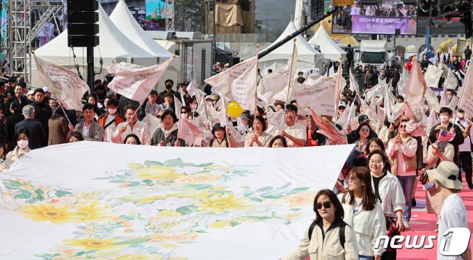 [사진] 서울도심 행진하는 '2024 부활절 퍼레이드'