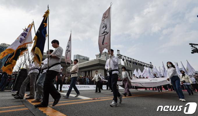 [사진] 서울도심 행진하는 '2024 부활절 퍼레이드'