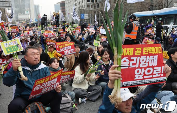 [사진] '대파' 든 집회 참가자들