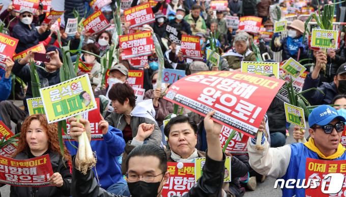 [사진] 대파 들고 구호 외치는 촛불행동