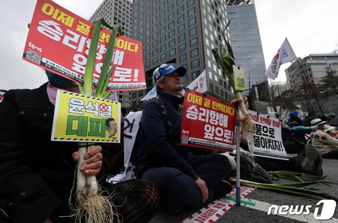 [사진] 대파 들고 구호 외치는 촛불행동