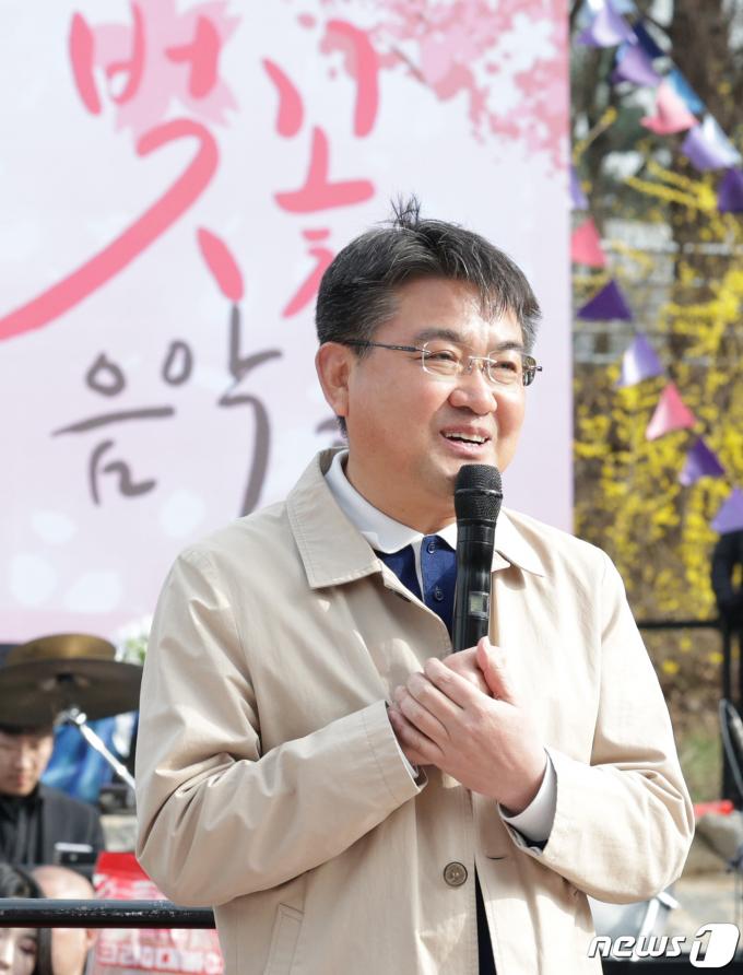 [사진] 오승록 구청장, 당현천 벚꽃 음악회 축사