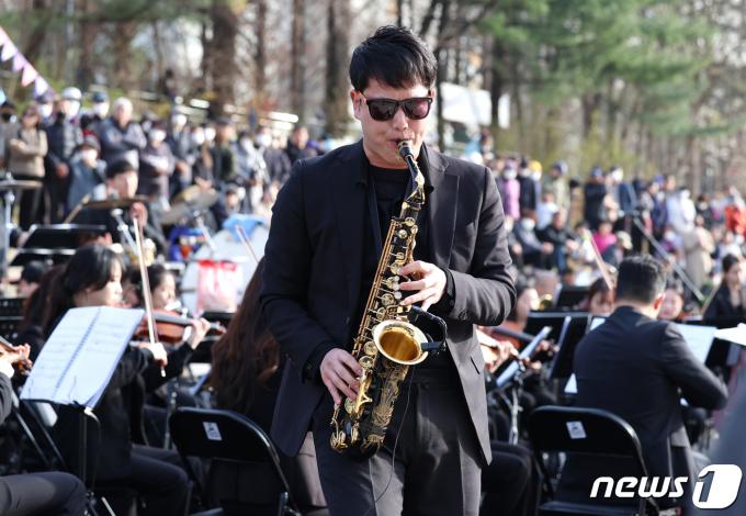 [사진] 김성훈, 당현천 벚꽃음악회 발칵 뒤집어 놓은 색소폰 연주