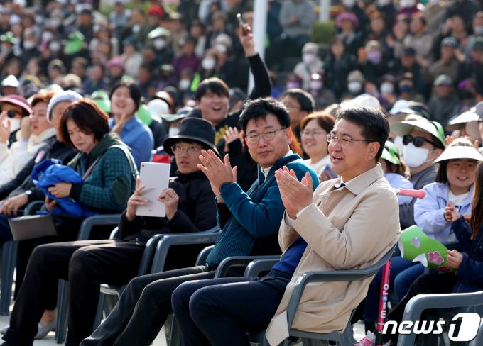 [사진] 구민들과 벚꽃 음악회 즐기는 오승록 구청장