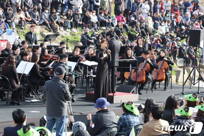 [사진] 최정원, 당현천 벚꽃음악회 출격