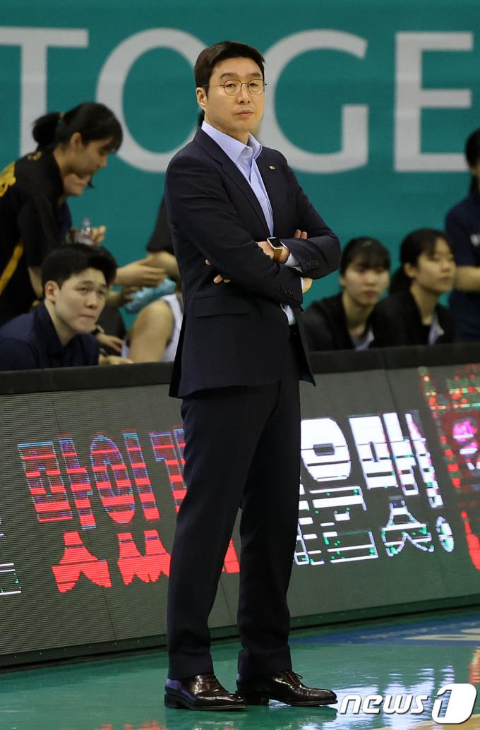 13일 오후 경기도 부천시 석천로 부천체육관에서 열린 '우리은행 우리WON 2023~2024 여자프로농구 플레이오프' 3차전 부천 하나원큐와 청주 KB스타즈의 경기, 1쿼터 KB스타즈 김완수 감독이 경기를 지켜보고 있다. 2024.3.13/뉴스1 ⓒ News1 김진환 기자