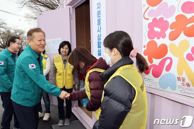 [사진] 자원봉사자 격려하는 이상민 장관