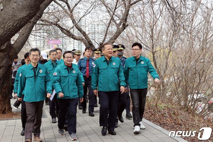 [사진] 이상민 장관, 여의도 봄꽃축제 현장점검