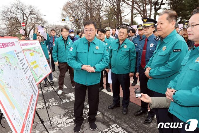 [사진] 이상민 장관, 여의도 봄꽃축제 현장점검