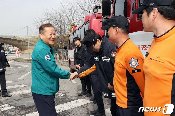 [사진] 소방대원 격려하는 이상민 장관