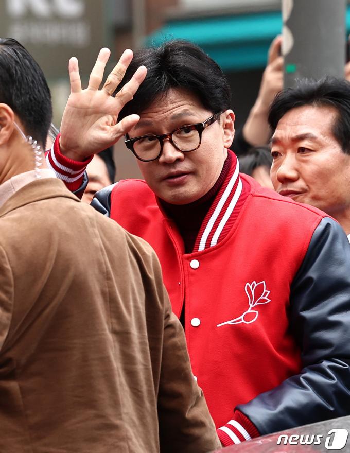 [사진] 손가락 밴드 감은 한동훈