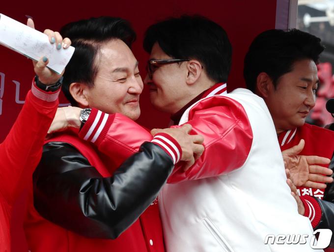 [사진] 포옹하는 한동훈과 원희룡