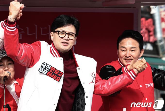 한동훈 국민의힘 비상대책위원장 겸 총괄선거대책위원장이 30일 오후 인천 계양구 계산역 인근에서 원희룡(계양을) 후보에 대한 지지를 호소하고 있다. 2024.3.29/뉴스1 ⓒ News1 구윤성 기자