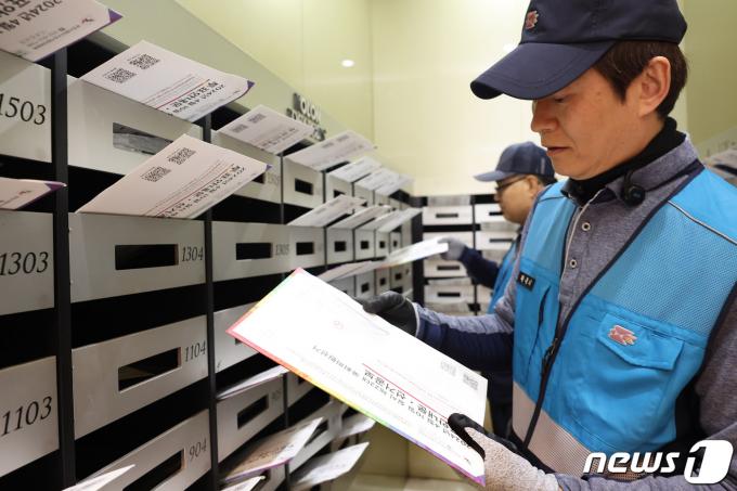 [사진] 총선 앞두고 선거 공보물 배송