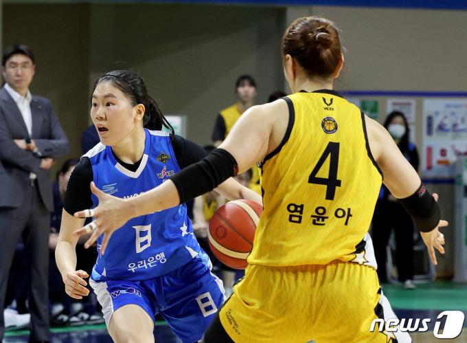 [사진] 드리블 돌파하는 우리은행 나윤정