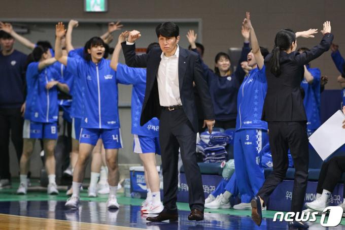 여자프로농구 위성우 감독이 30일 KB 스타즈와의 챔피언결정전 4차전에서 승리하며 우승을 차지했다.(WKBL 제공)
