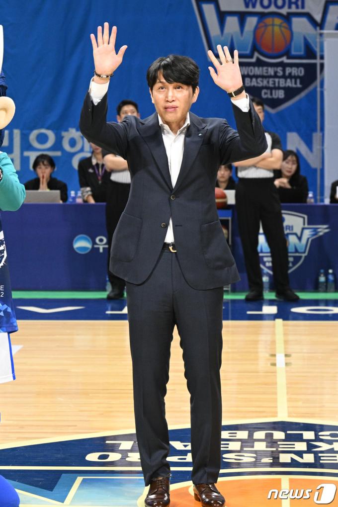 위성우 우리은행 감독이 3일 충남 아산시 이순신체육관에서 열린 ‘우리은행 우리WON 2023-2024 여자프로농구’ 아산 우리은행과 부산 BNK썸의 경기에 앞서 역대 최초 300승 달성 축하행사에 참석하고 있다. (한국여자농구연맹 제공) 2024.2.3/뉴스1