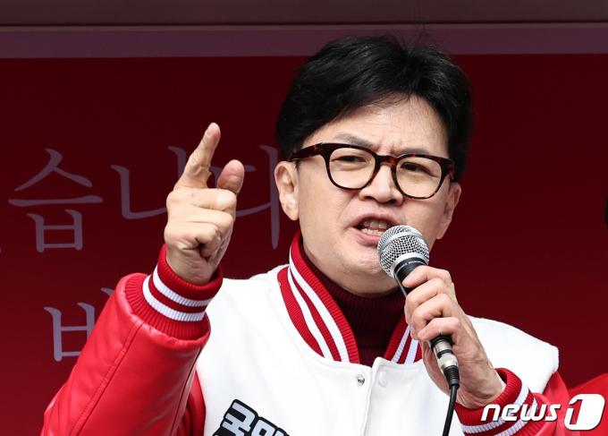 한동훈 국민의힘 비상대책위원장 겸 총괄선거대책위원장이 30일 오후 인천 계양구 계산역 인근에서 발언하고 있다.2024.3.30/뉴스1 ⓒ News1 구윤성 기자