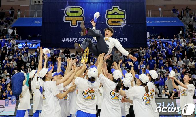 [사진] 헹가래 받는 우리은행 위성우 감독