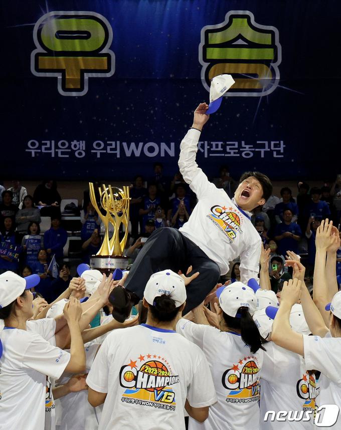 [사진] 헹가래 받는 위성우 감독