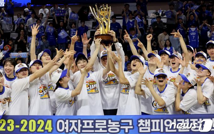 [사진] 우리은행 2023-2024 여자프로농구 정상 등극