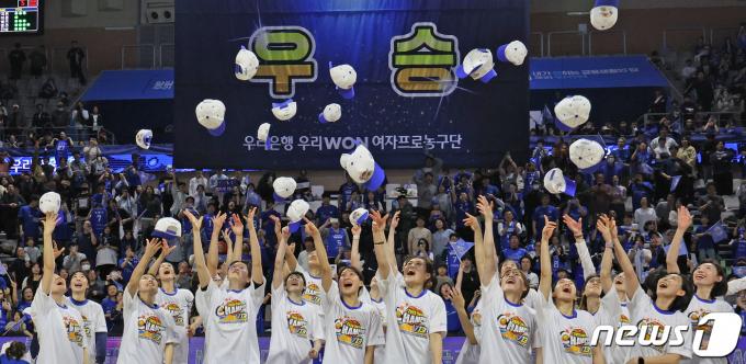 [사진] 모자 던지기 세리머니하는 우리은행