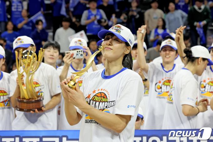 [사진] 챔피언결정전 MVP 수상하는 김단비