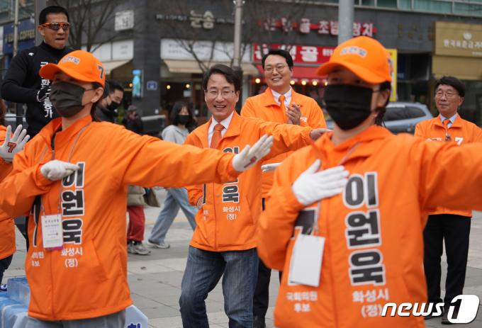 [사진] 거리유세하는 이원욱 후보