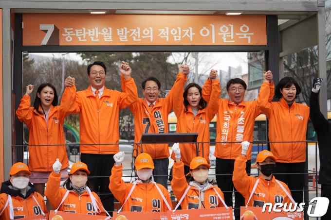 [사진] 개혁신당, 이원욱 후보 거리유세