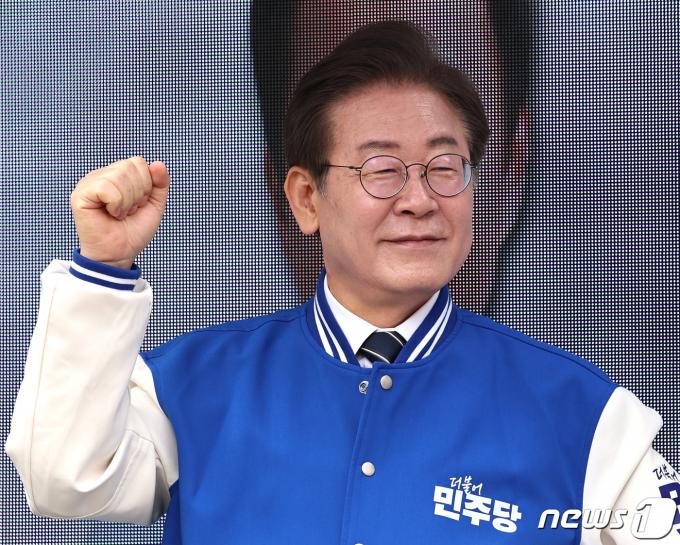 [사진] 주먹 쥔 이재명