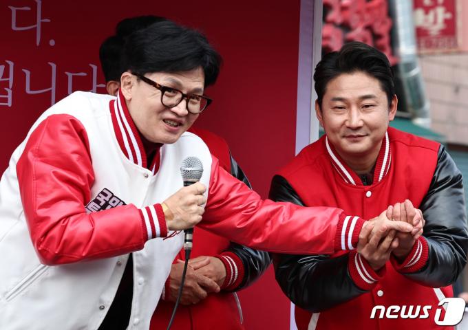 한동훈 국민의힘 비상대책위원장 겸 총괄선거대책위원장이 30일 오후 인천 계양구 계산역 인근에서 열린 원희룡(계양을), 최원식(계양갑) 후보 지원유세에서 이천수 전 축구선수와 악수하고 있다. 2024.3.30/뉴스1 ⓒ News1 구윤성 기자
