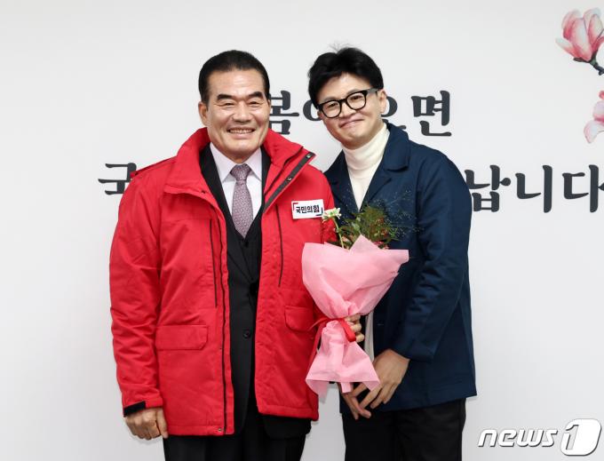 구홍모 전 육군 참모차장(왼쪽)과 한동훈 국민의힘 비상대책위원장. 2024.2.29/뉴스1 ⓒ News1 구윤성 기자