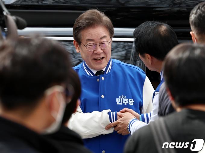 이재명 더불어민주당 대표 겸 상임공동선거대책위원장이 30일 오전 서울 송파구 석촌호수 인근에서 송기호(송파을) 후보를 지원하기 위해 유세현장에 도착하고 있다./뉴스1 ⓒ News1 구윤성 기자