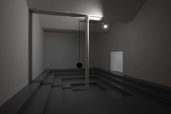 [금호미술관] 최은빈, 〈Stand in-〉, 2024, 2채널사운드, 모터, 초지향성 스피커, 진동스피커, 가변설치 (2)
