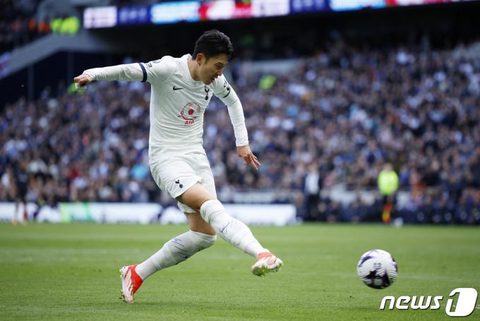 [사진] EPL 루턴 타운과 경기서 슈팅하는 토트넘의 손흥민